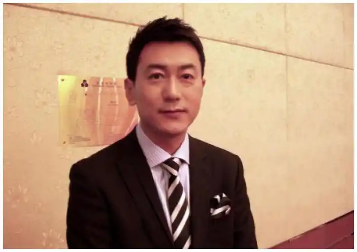 主持人,隐婚16年少有人知,一家4口幸福美满|央视|鲁健|郑天亮_新浪