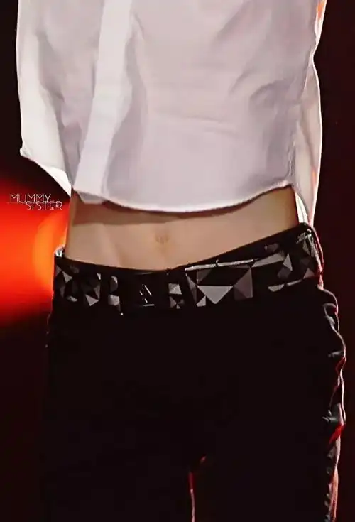 17岁的王源大秀8块腹肌!世界第一刚的进化史了解一下