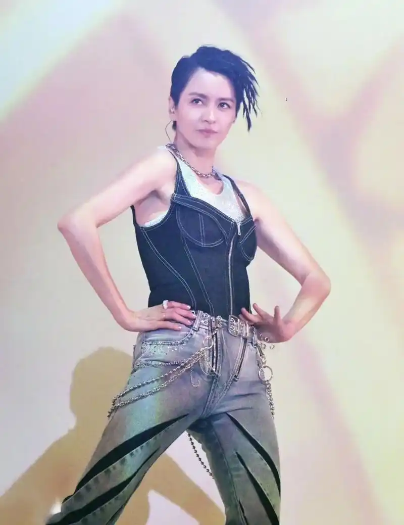 梁咏琪48岁生日丈夫送惊喜,9岁混血女儿模样大变,一双长腿非常抢镜!