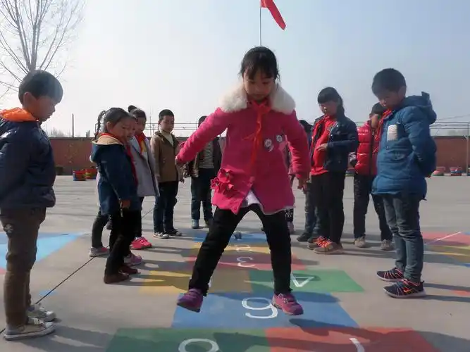 济源市梨林小学:五彩色块进操场,文明游戏伴成长