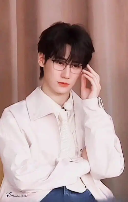 张真源眼镜杀,笑起来真的好可爱,怎么那么好看啊