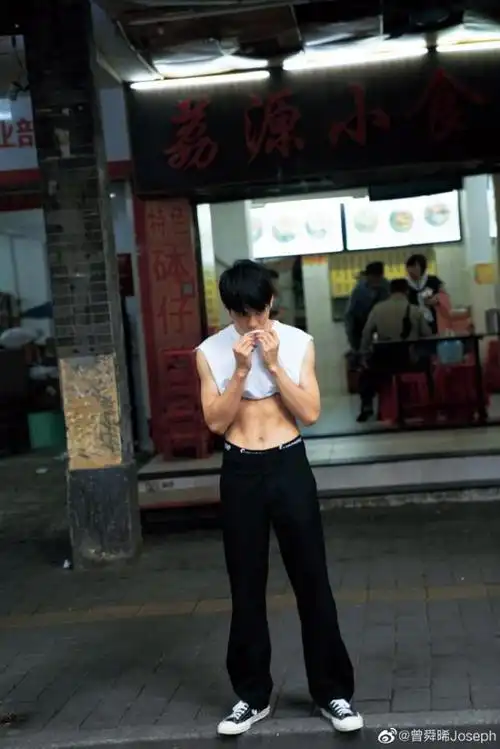 肌肉男曾舜晞秀帅照:小鲜肉也爱锻炼,瑜伽塑形让人穿衣显瘦