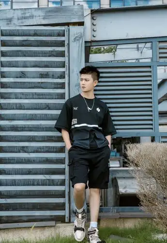 任嘉伦少年感穿搭评测三十而立却活成了学长的模样