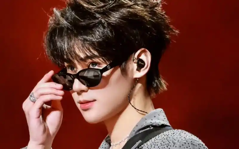 张真源澳门演唱会《爱在终局之前》