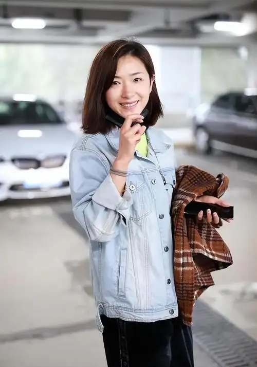 素颜的万茜真的好美,配清爽的牛仔外套,低调的搭配更迷人