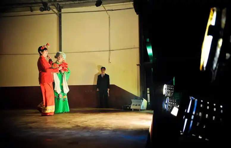 村民在表演当地特色的花鼓戏节目(12月28日摄).