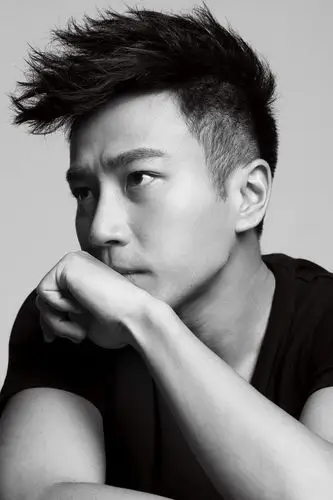 刘恺威黑白写真展现别样魅力