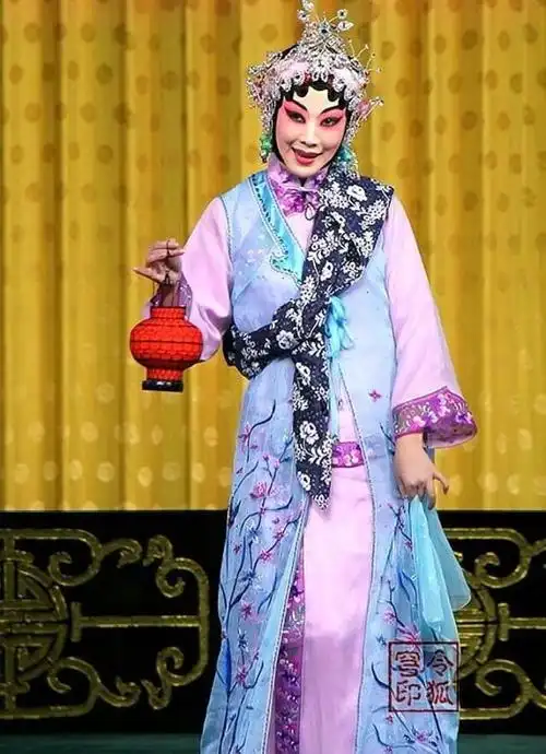 演员张馨月国粹京剧扮相靓丽台风自然诠释东方温婉细腻的美感