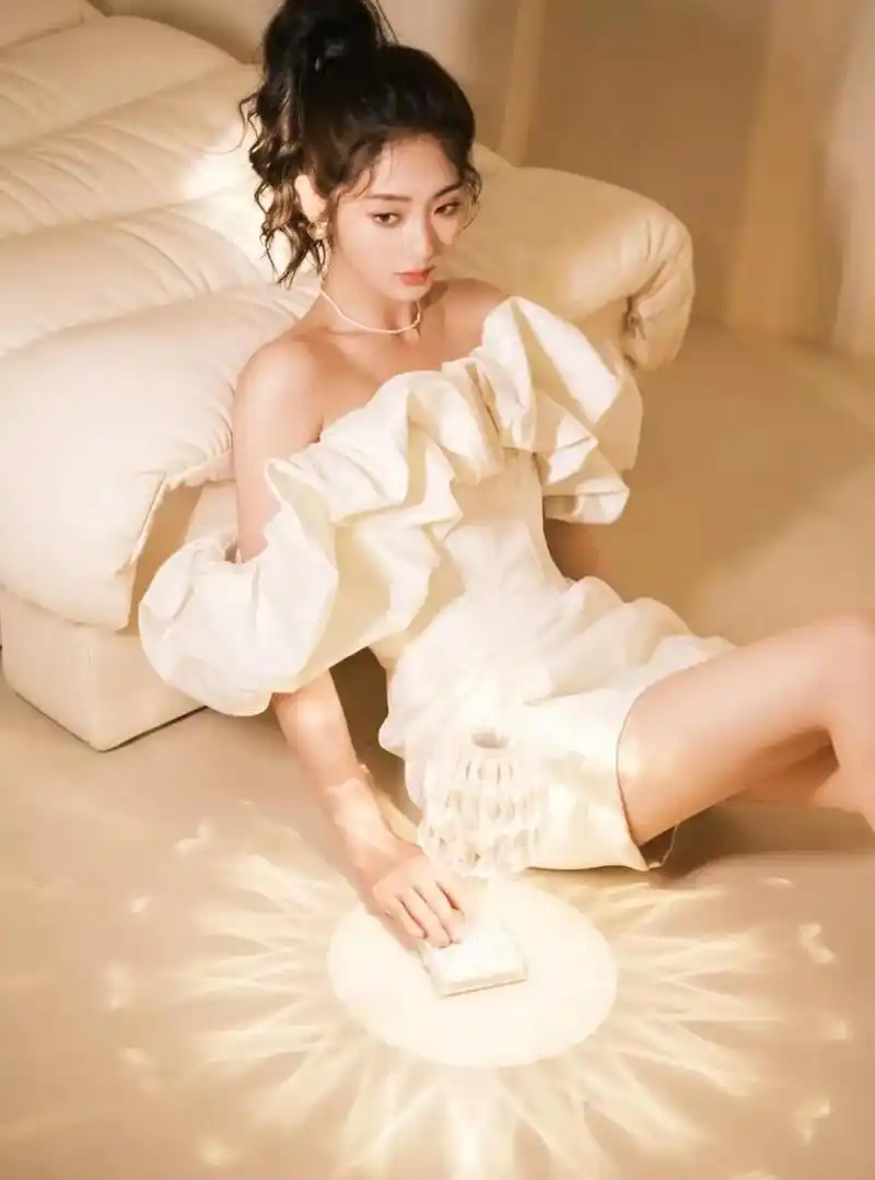 邢菲直播造型,抹胸短裙搭配高马尾,优雅中带着甜美气息.