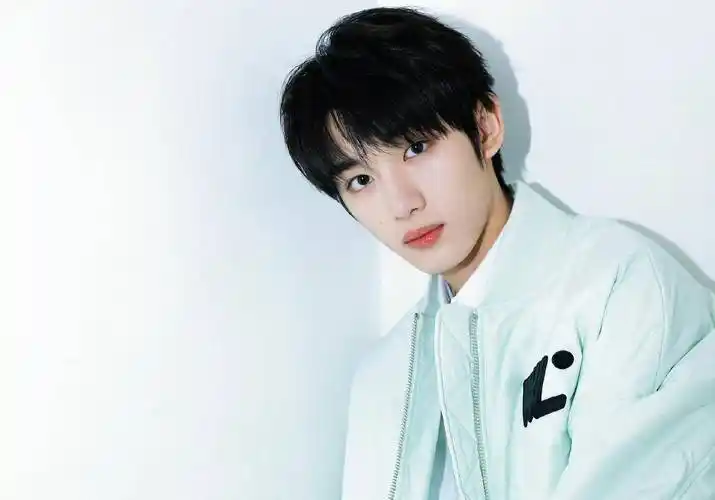 tnt更新物料,丁程鑫帮张真源拍vlog,刘耀文侧脸清晰帅气_张哥_少年团