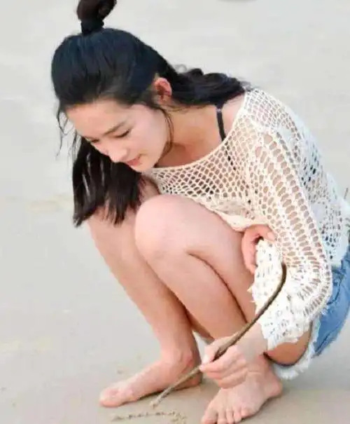 李沁的身材有多撩?看她蹲在沙滩上的样子,这谁顶得住啊?