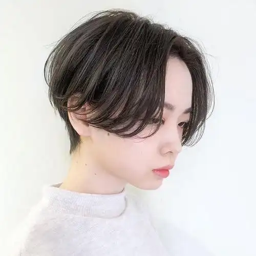 女生剪中分短发,时尚又小颜