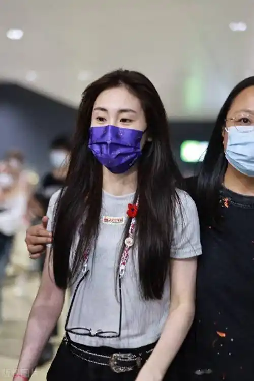 张碧晨现身上海机场,长发披肩温婉大方