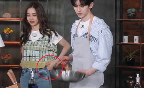 蔡徐坤厨艺首秀,baby在旁边做的小动作太辣眼,这就是女艺人的素养?