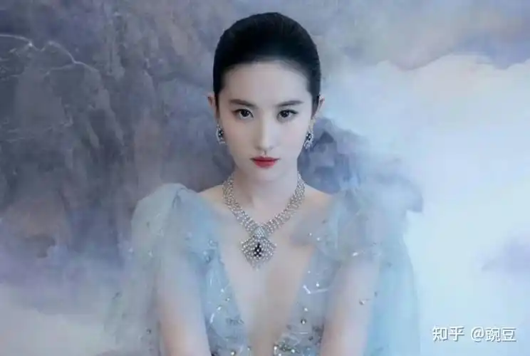 刘亦菲彭冠英背后抱吻戏曝光!评论区炸锅,真实感情经历却很淡