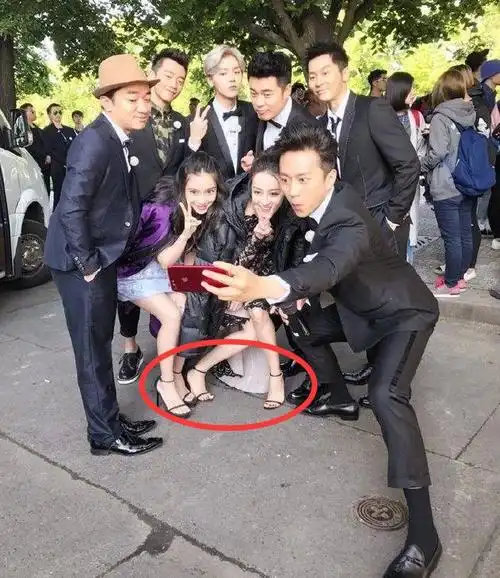 不知道是巧合还是故意要和迪丽热巴比一下,跑男的路透照里发现baby和