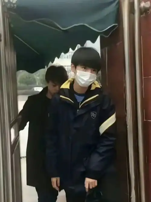 王俊凯的高中毕业照