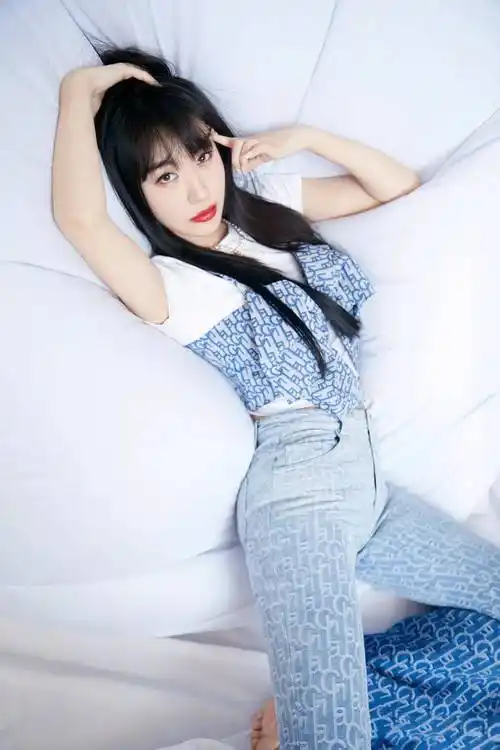 离开《浪姐2》的李菲儿,抹胸外穿配喇叭裤,看了让人心动_连衣裙_腰部