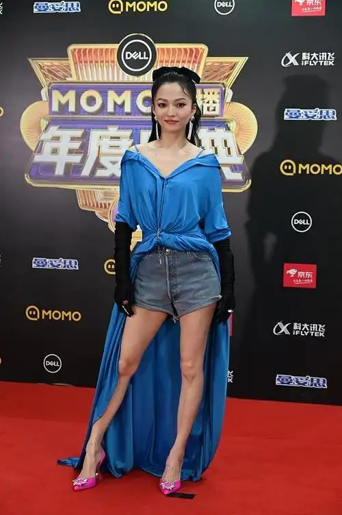 张韶涵个子不高但穿搭在行,穿"蓝色服装"气场十足,气质真不错