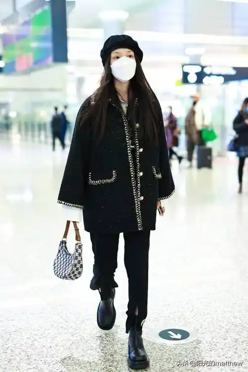 街拍:林允穿小香风外套戴贝雷帽时尚穿搭显时尚气质