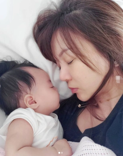 43岁经纪人官宣生二胎,至今单身女儿才1岁,林心如评论区送祝福