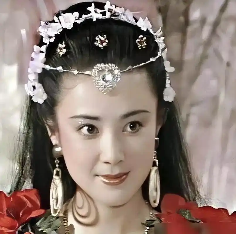 1990年拍摄《封神榜》时,26岁的傅艺伟死活不肯和56 岁的达奇拍吻戏,"