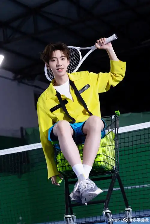 贺峻霖黄色卫衣网球造型好帅气,贺峻霖的腿好白啊!