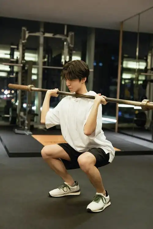 工作室破千万出卖老板"色相" 晒王俊凯健身照_明星活动_图集_电影网