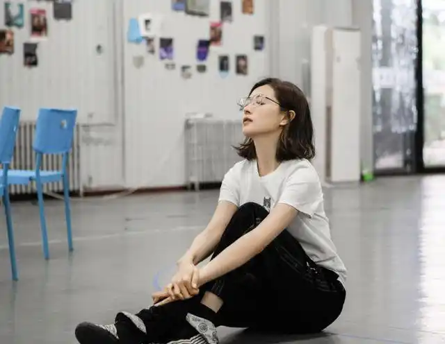 万茜升级版亚洲蹲走红一双美腿让人羡慕网友身材很完美