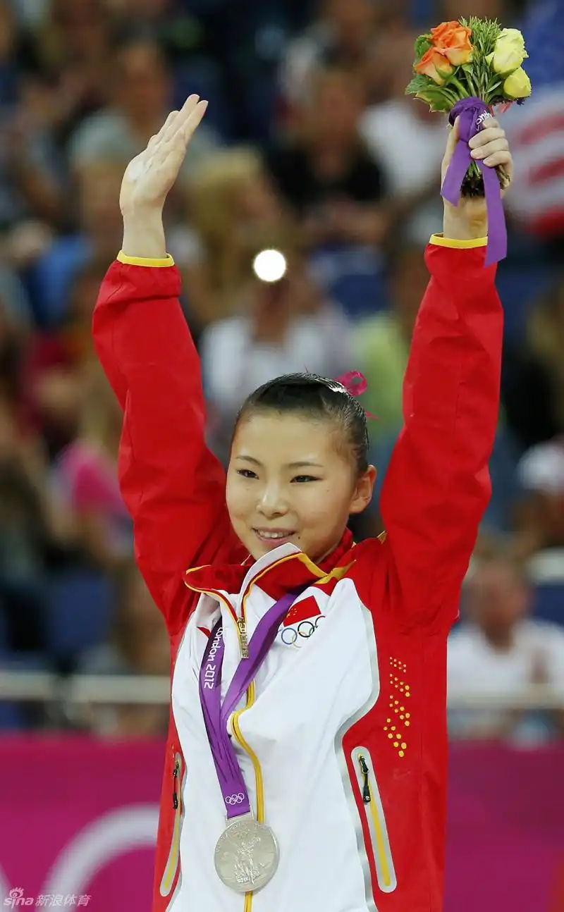 女子高低杠何可欣摘银(图)