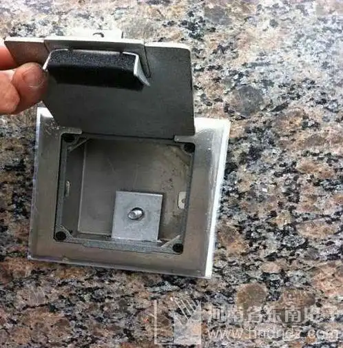 室外防雷测试箱采用专用箱,带有接地测试标,箱门安装紧贴于墙面