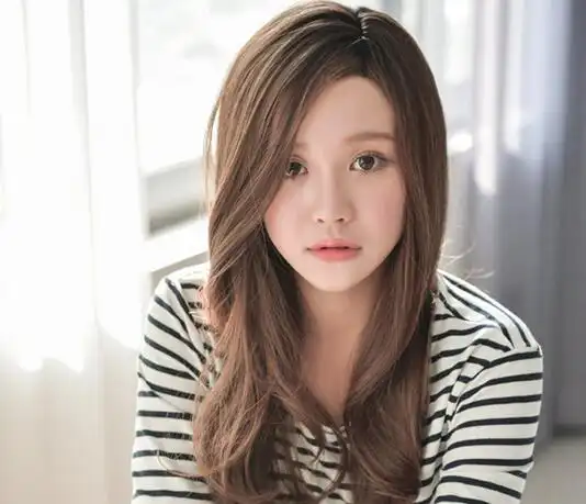 女生披肩中长发直发发型,简约清纯气质迷人