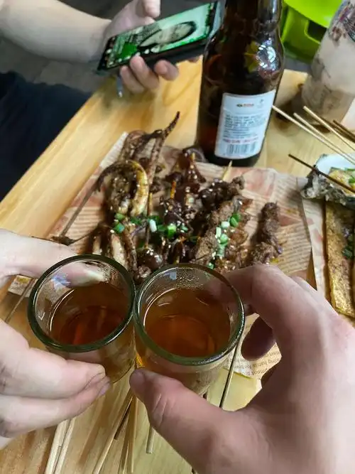 主烤官:#吃烧烤喝啤酒 #干杯 #倒满深夜的酒