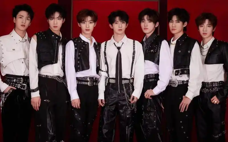 二代粉丝带路人舍友看时代少年团演唱会视频