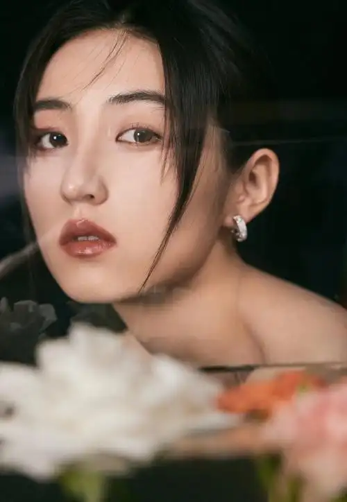 张子枫戴了安然的手链##张子枫的锁骨