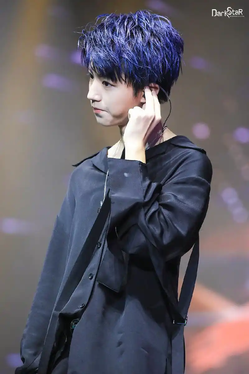 王俊凯的舞台照,这个男孩子真的超级适合舞台_p1,分别来自王俊凯粉丝