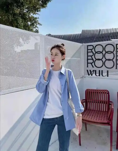 那么春天蓝色衬衫搭配什么颜色裤子好看呢?接下来就来学