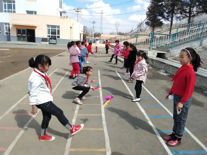 踢毽子(民间游戏的乐趣)