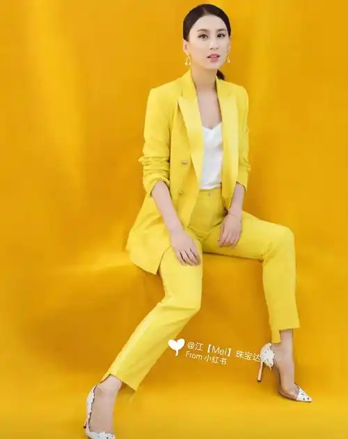 宝藏女神黄圣依走起知性路线照样美得惊艳