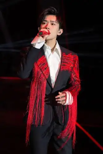 易烊千玺18岁成人礼手机屏保8个大字抢眼