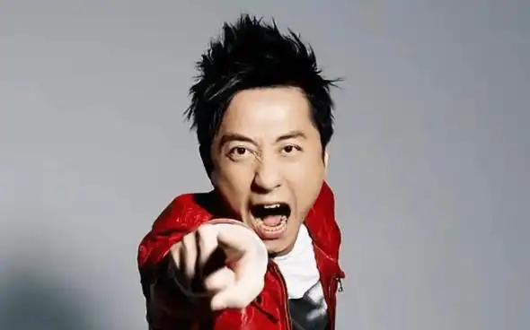 庾澄庆罕晒一家四口,小14岁女子牵手儿子好宠溺,4岁女儿超萌_小哥