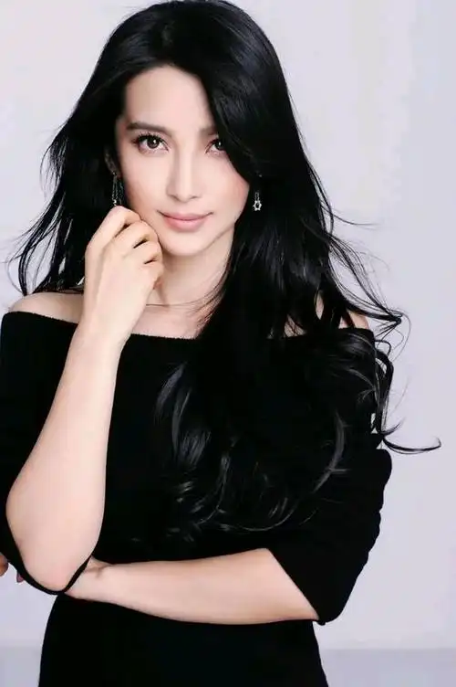 早在年轻时,李冰冰就展现出了对表演的热爱和才华.