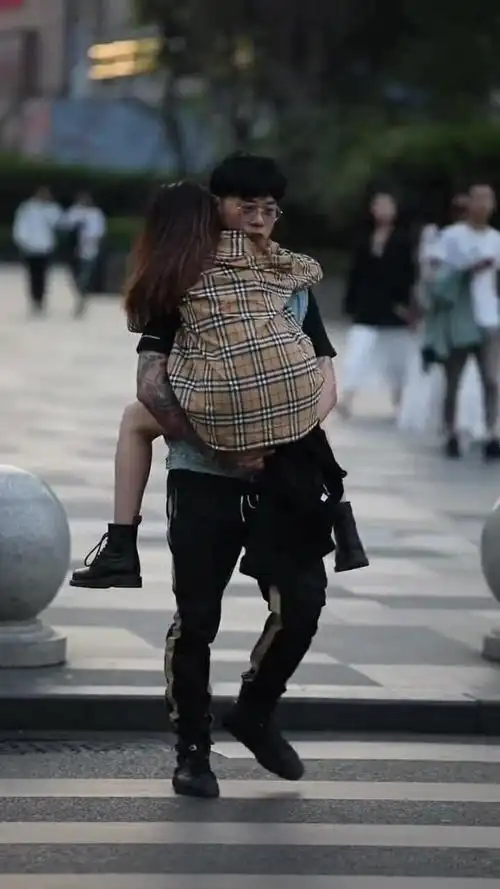 98你喜欢这样抱还是公主抱?男人们,先把臂力练出来吧!