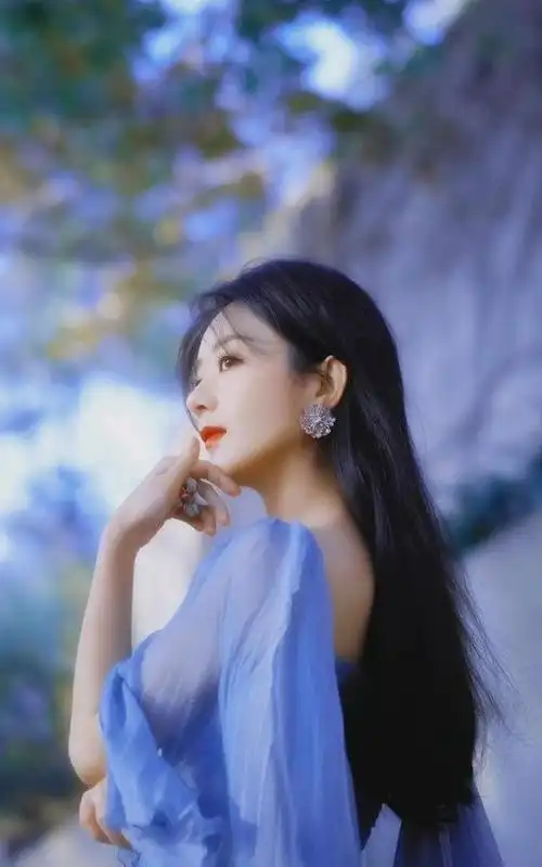 美图分享,赵丽颖的蓝色系礼服,给人一种神秘的感觉