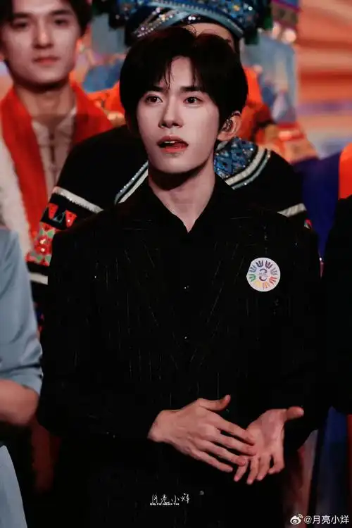 易烊千玺献唱不辞星海