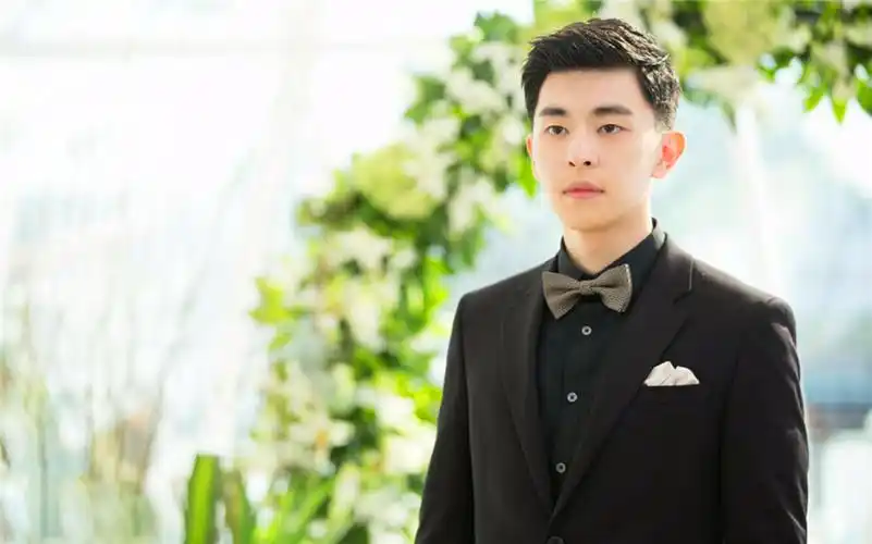 他是90后男演员,曾被琼瑶选中出演电视剧,如今出演《香蜜》