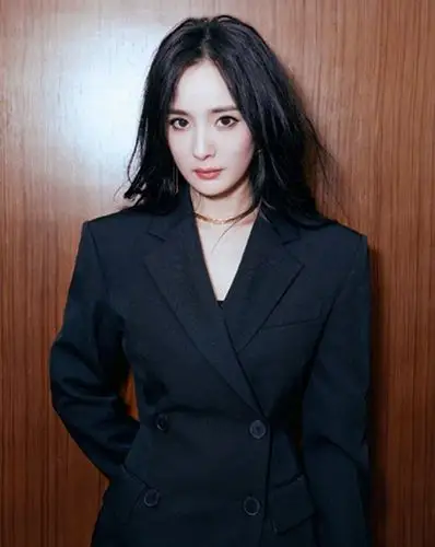 今天就来看看女明星们的初秋西装穿搭,看你喜欢哪种搭配