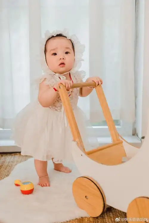 置顶#家有萌娃#小萌萌的大片新鲜出炉啦～宝贝,妈妈爱你!