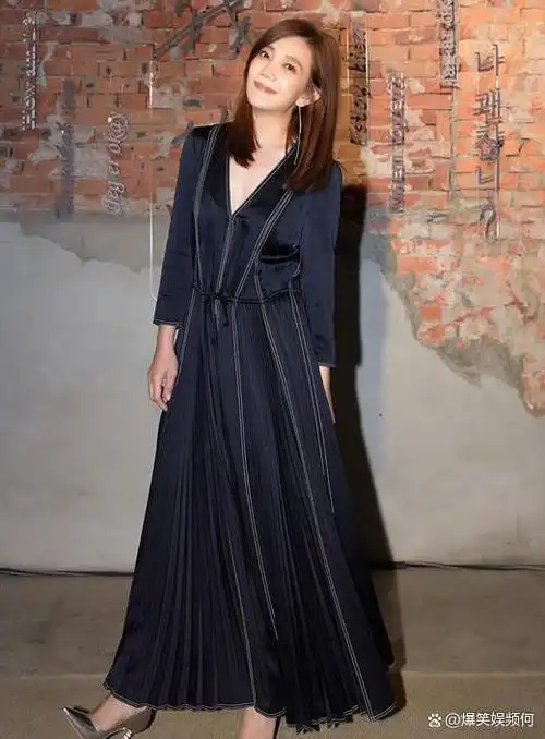 41岁梁静茹真会穿,及踝礼服配驴蹄鞋显高显瘦,155身高也能有范