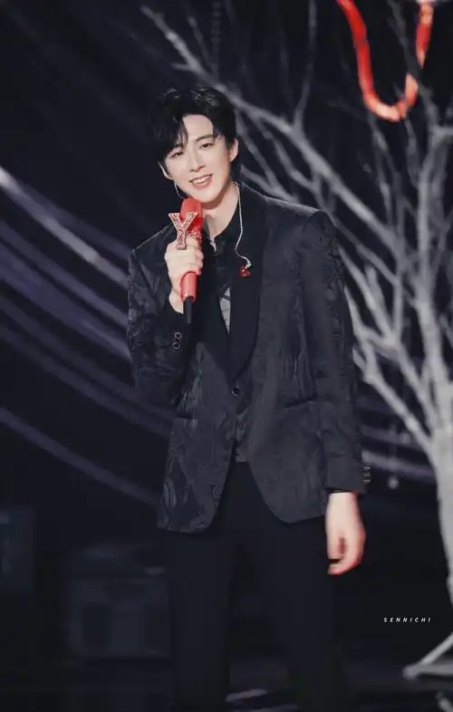 刘宇宁舞台错位图,看到这张图还以为是个鼻涕泡!真的太可爱了!